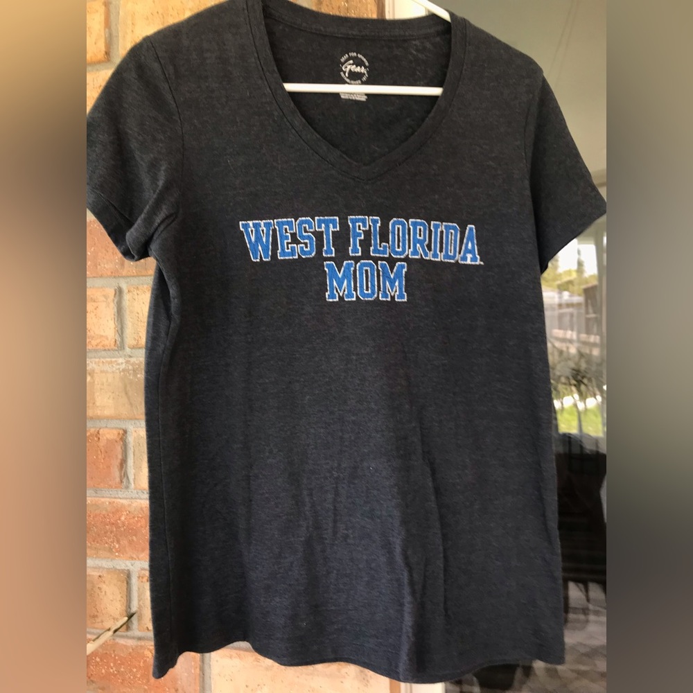 UWF-University of West Florida Mom V-neck Tshirt Size L.